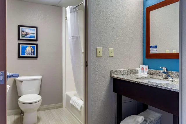 غرفة متصلة بسريرين كوين، Comfort Inn Griswold, CT 2/2