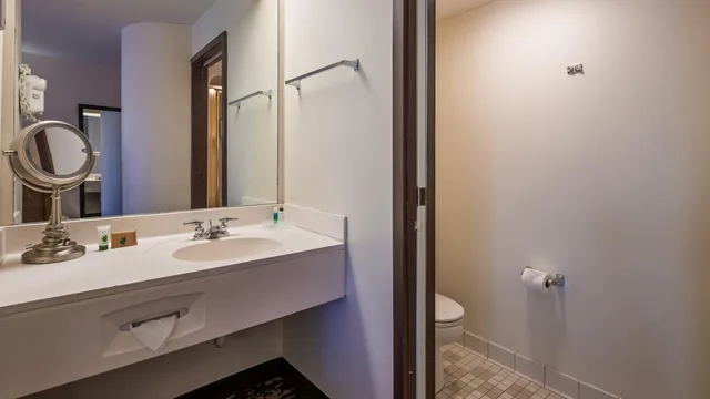 غرفة بسريرين كوين بإطلالة، Charlevoix Inn Suites, SureStay Collection by Best Western 2/3