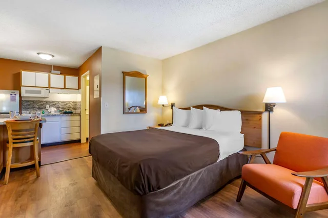 Room, Queen Bed, Suburban Studios Albuquerque Uptown 1/2