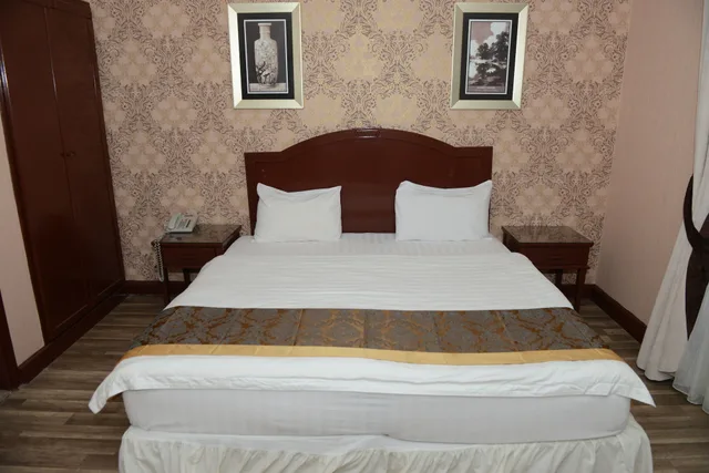 Family Suite, King and Twin Beds, Plaza Athenee Hotel 7/10