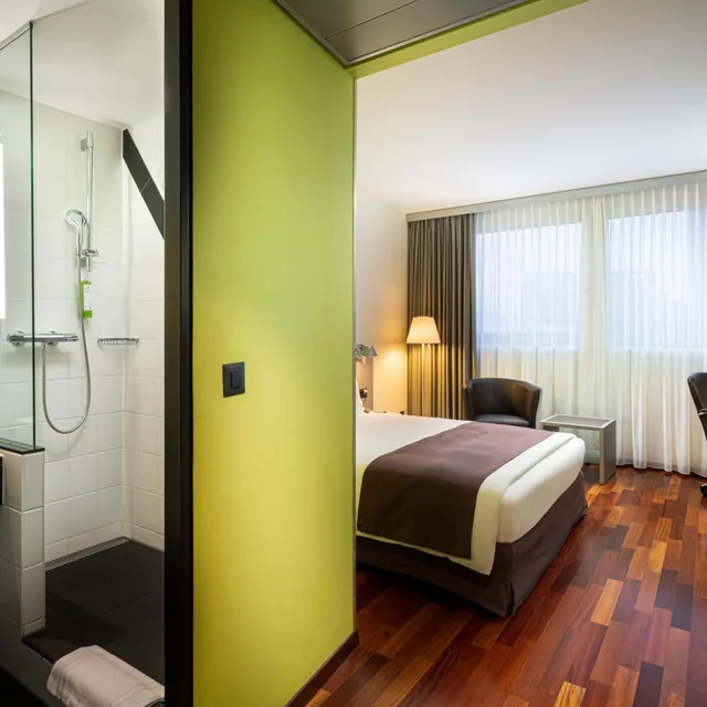 غرفة قياسية بسرير كينج وسرير كوين، Holiday Inn Zurich Messe 4/6