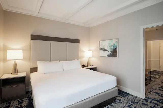 جناح جونيور بسرير كينج مع أريكة، Crowne Plaza Albany The Desmond Hotel (ex The Desmond Hotel Albany) 2/2