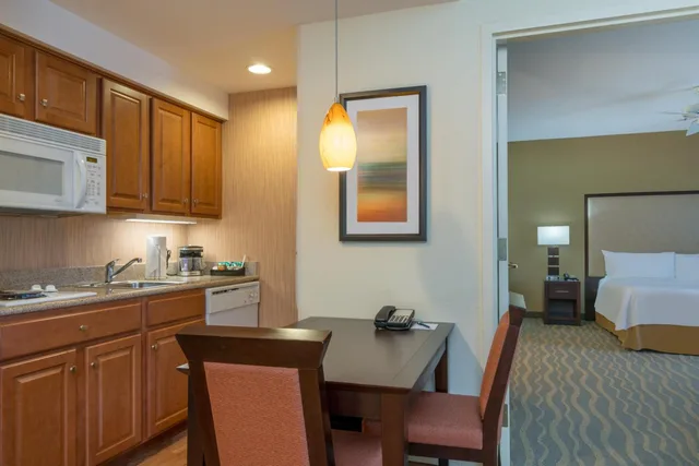 جناح كبير بسرير كينج بغرفة نوم واحدة مع أريكة، Homewood Suites by Hilton Philadelphia-Valley Forge 2/2