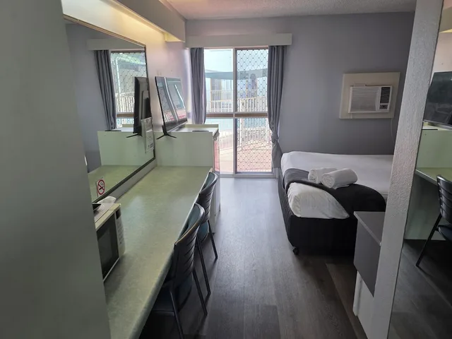 جناح بسرير كوين، Emerald Central Hotel 9/10
