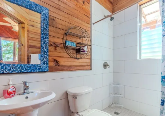 جناح كومفورت بسرير بطابقين وسريرين كوين بإطلالة على البحر بغرفتي نوم، Guava Grove Villas and Resort 10/10