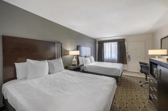 غرفة قياسية بسريرين كوين يُسمح فيها بالحيوانات الأليفة، Best Western Pahrump Oasis 2/3