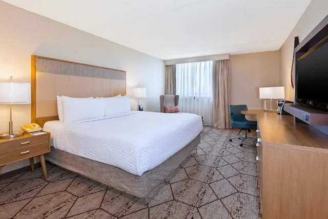 غرفة قياسية بسرير كينج، Crowne Plaza Columbus North-Worthington 2/7