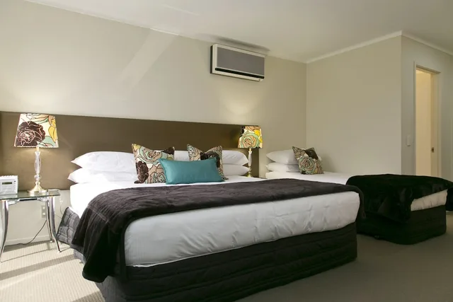 Studio, Triple, 1 King and 1 Single Beds, The Cove Taupo 1/4