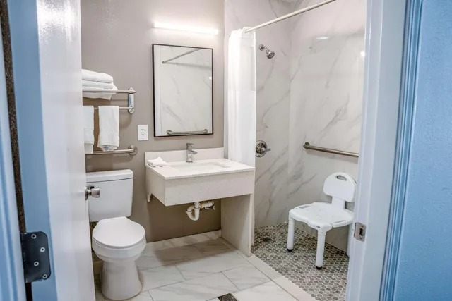 غرفة بسرير كينج لذوي الإعاقة، Studio6 Claremore, OK 10/10