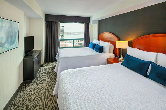 جناح عائلي بسريرين مزدوجين بغرفة نوم واحدة مع أريكة، CAMBRIDGE SUITES HALIFAX HOTEL 2/7