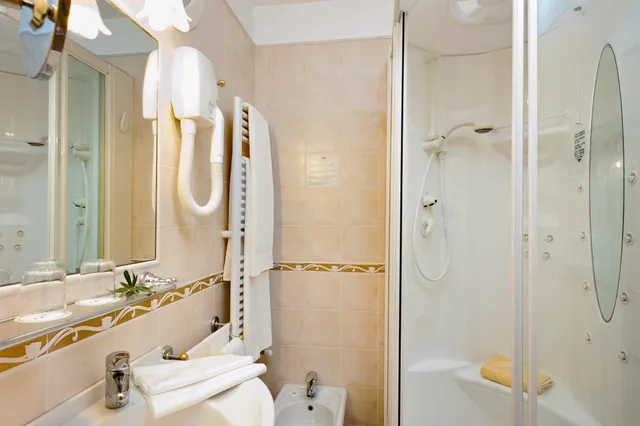 جناح جونيور بإطلالة على البحر بشرفة في الطابق العلوي، Hotel Villa Schuler 3/3