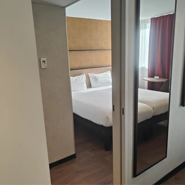 غرفة متصلة بسرير مزدوج وسريرين منفصلين، Kyriad Paris Nord Porte de Saint Ouen Formely Alliance Hotel Paris Porte de Saint Ouen 17/20