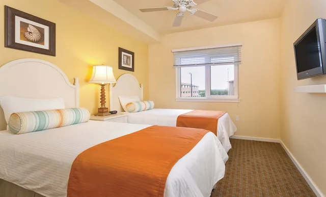 2 Bedrooms, Condo, Standard, King and Twin Beds, Queen Murphy Bed, Kitchen، Worldmark Long Beach 1/3