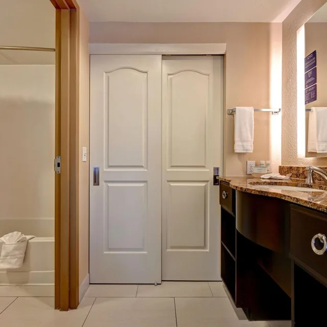 جناح بسريرين كوين بغرفة نوم واحدة مع أريكة، Homewood Suites by Hilton Albuquerque Airport 4/4
