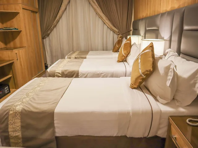 غرفة قياسية ثلاثية بثلاثة أسرّة، فندق زوار العالمي(Zowar Alalami hotel) 6/10