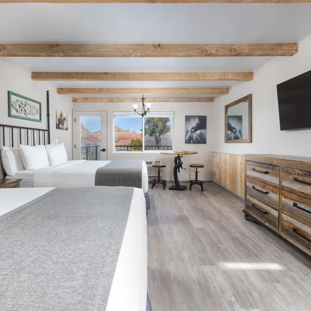 غرفة بسرير كوين، Sky Ranch Lodge 2/4