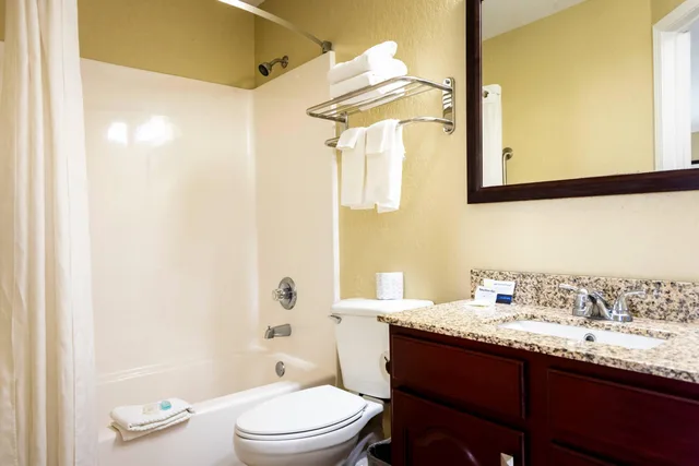 غرفة بسرير كينج، MainStay Suites Coralville - Iowa City 9/10