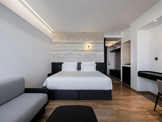 غرفة جونيور بسرير كينج بإطلالة على البحر مع أريكة، The Tanneries Hotel and Spa 2/3