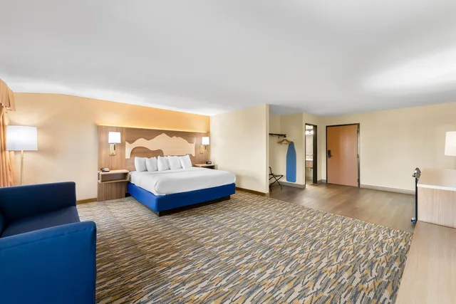 جناح كبير بسرير كينج بحوض جاكوزي، Best Western Center Pointe Inn 1/10