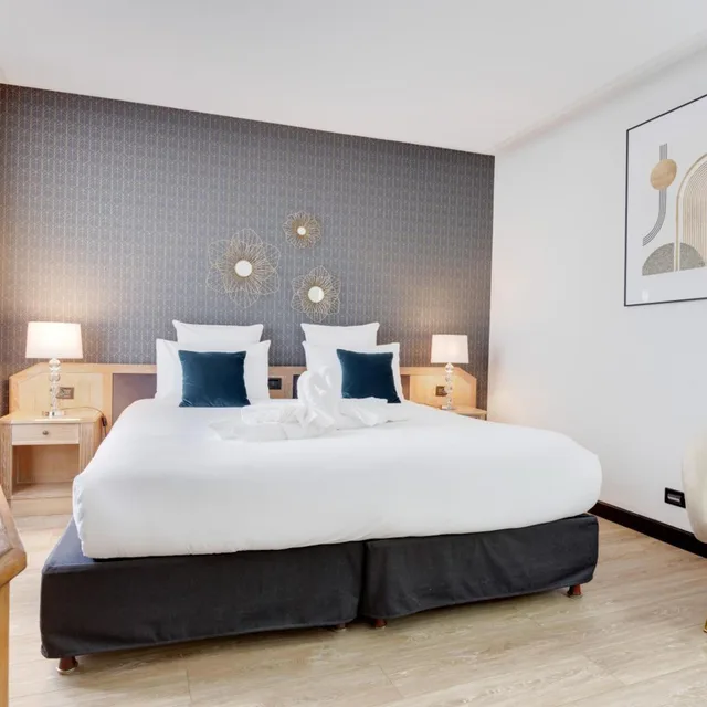 Room, Queen Bed, Street View، Best Western Plus Le Picardy Hotel & Spa 5/10