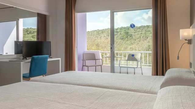 غرفة قياسية ثلاثية بسرير فردي، IBB PARADIS BLAU 1/2