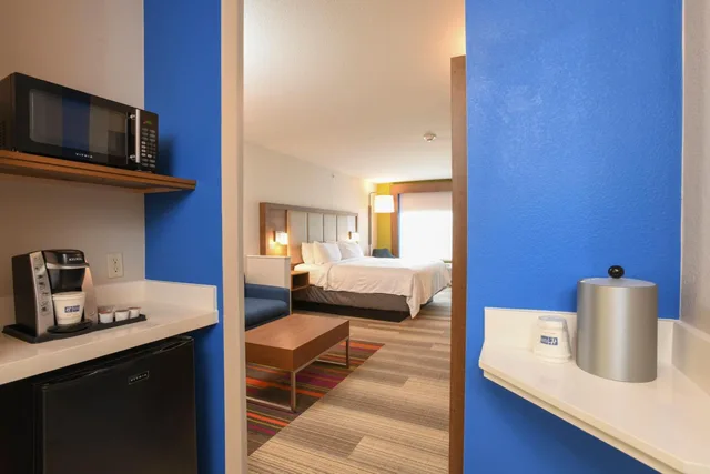 جناح بسرير كينج مع أريكة، Holiday Inn Express Hotel Suites Richwood Cincinnati South 7/8