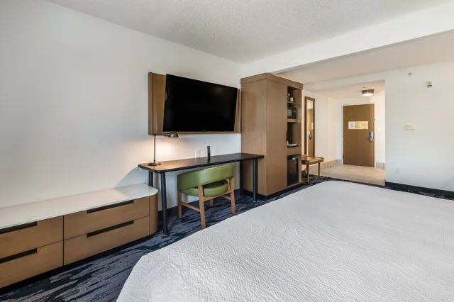 غرفة بسرير كينج، Fairfield Inn Suites Greensboro Coliseum Area 2/3