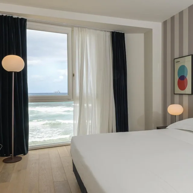 غرفة بسرير مزدوج أو سريرين منفصلين مع سرير إضافي، Hotel Punta Tipa 2/10
