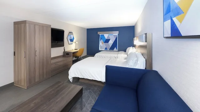 suite, 2 queen beds, Holiday Inn Express Hotel Suites Waterloo St Jacobs 5/10
