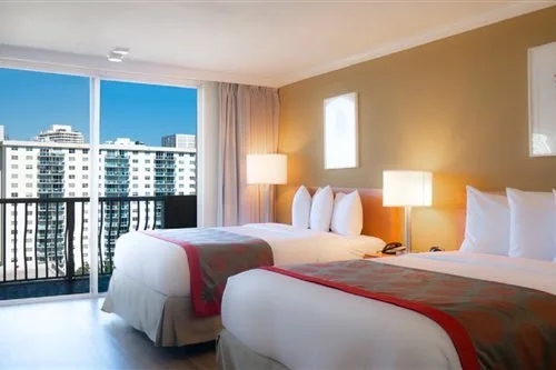 غرفة بسريرين كوين بإطلالة على المدينة، Ramada Plaza by Wyndham Marco Polo Beach Resort 1/1