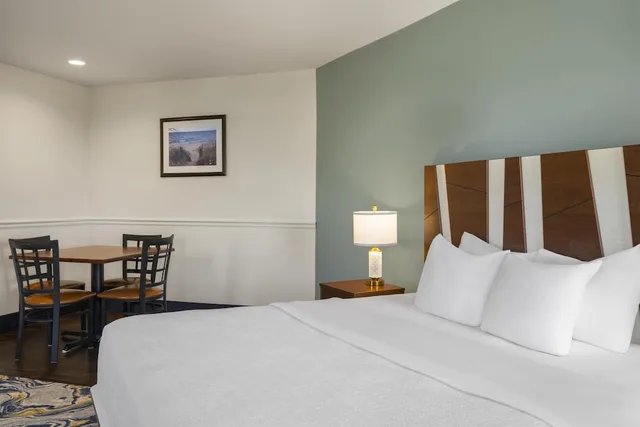 Standard, King Bed, Lake View, Best Western The Hotel Chequamegon 3/6
