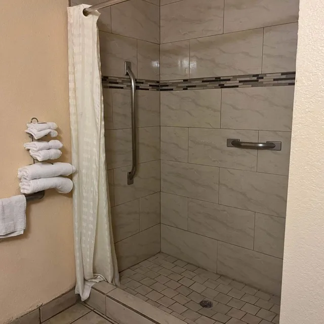 1 King Bed - Mobil Access Tub Nsmk Micfridg، Motel6 Deming, NM 6/6