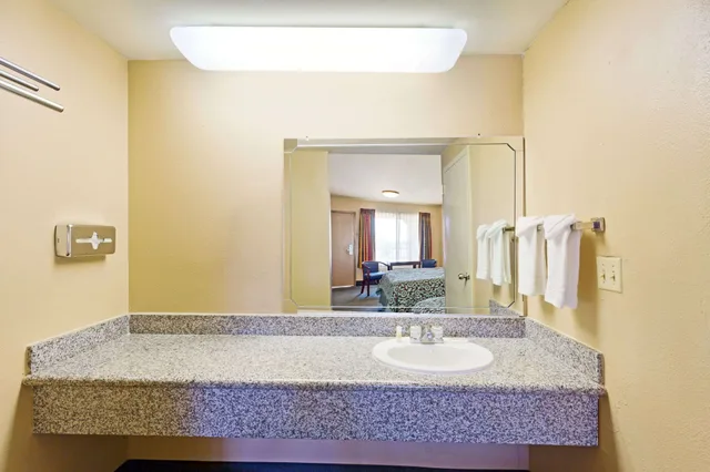 غرفة قياسية بسرير كينج، Days Inn by Wyndham Fontana / Rialto 8/10