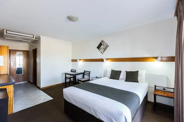 غرفة ديلوكس بسرير كوين وسرير فردي، Elkira Court Motel 9/18