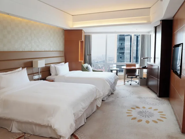 غرفة تنفيذية بسرير مزدوج بإطلالة على البحيرة، The Westin Nanjing Xuanwu Lake 3/8