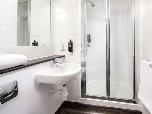 غرفة قياسية بسرير فردي وثلاثة أسرّة، ibis budget London Heathrow Central 7/8