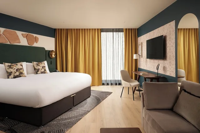 غرفة بريميوم بسرير كينج، Hotel Indigo Gloucester - The Forum by IHG 1/6