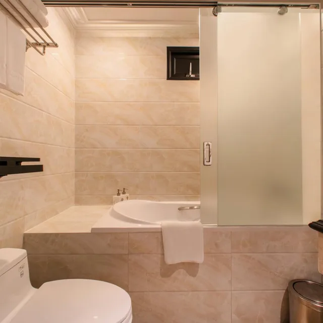 Deluxe, Double Bed, No Window, Bathtub، Champton Hanoi Hotel 9/10