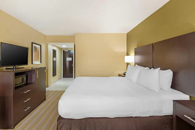 غرفة بسرير كينج بحوض استحمام لذوي الإعاقة، Best Western Plus Thornburg Inn & Suites 3/7