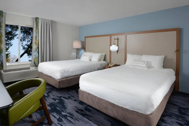 غرفة بسريرين كوين بحوض استحمام لذوي الإعاقة، Fairfield Inn Greensboro Airport 3/6
