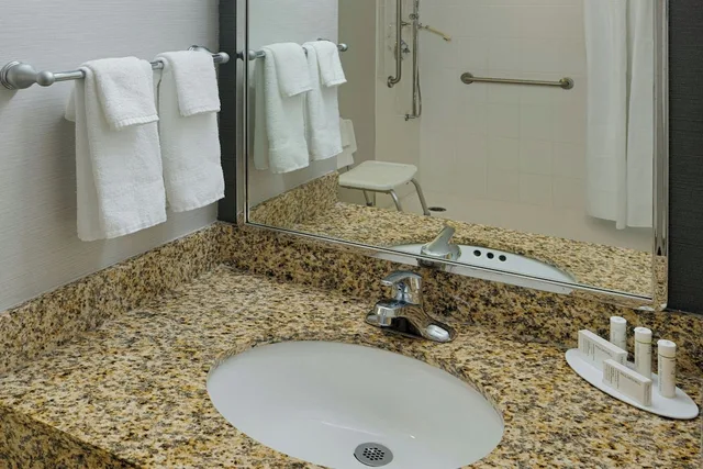 غرفة بسرير كوين لذوي الإعاقة، Courtyard By Marriott Springfield Downtown 2/7
