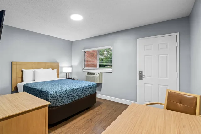 Efficiency, Queen Bed، Suburban Studios Stuart near Federal Hwy 1 2/6