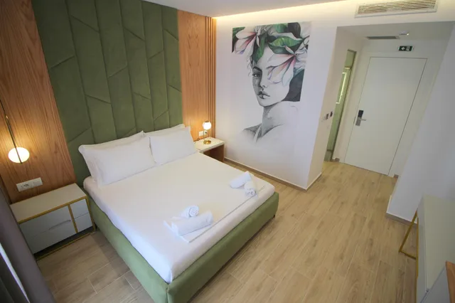 غرفة ديلوكس بسرير كوين بإطلالة على البحر، Hotel Julia 1/2