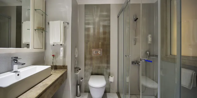 غرفة قياسية بسرير كوين وسرير فردي مع أريكة، Crystal Waterworld Resort and Spa 4/4