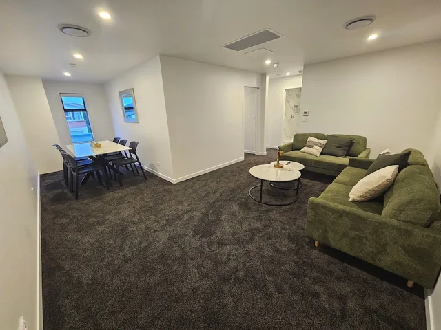 جناح عائلي بسرير كينج وسريرين كوين بغرفتي نوم، The Devon Hotel 1/1