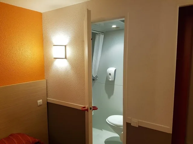 غرفة قياسية ثلاثية بثلاثة أسرّة، HECO Colmar Nord 1/1