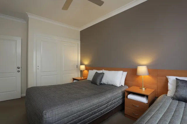 2 Bedrooms, Apartment, 1 Single and 2 Queen Beds, Kitchen، Cadman Motor Inn Tamworth 2/5