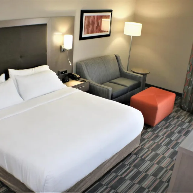 جناح بسرير كينج، Holiday Inn Express Woodstock-Shenandoah Valley 2/2
