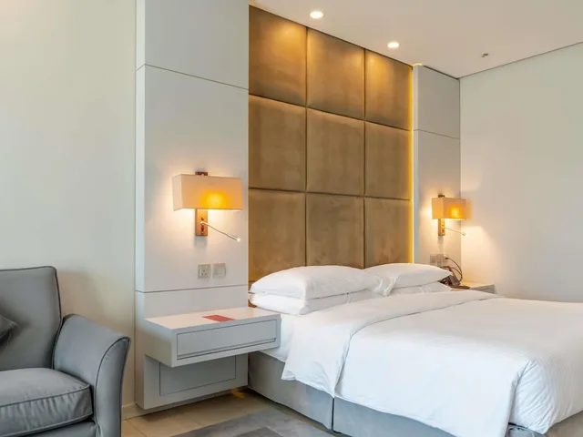 Deluxe, King Bed, Pool Access، Movenpick Hotel & Resort Al Bidaa 2/7