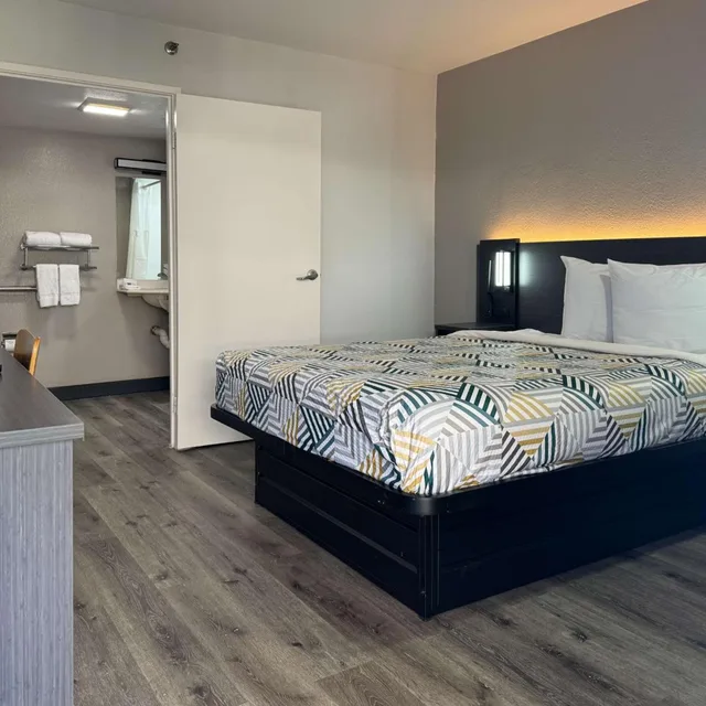 غرفة بسرير كوين، Motel6 Bradenton, FL 2/10